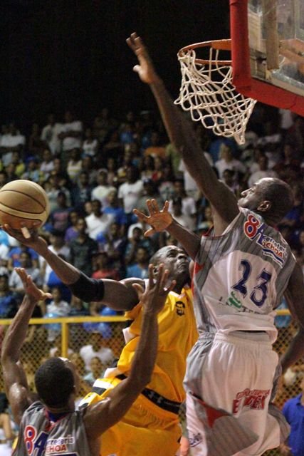 El Faraón Reggie Charles intenta ofensiva frente a Lavell Payne de La Cancha